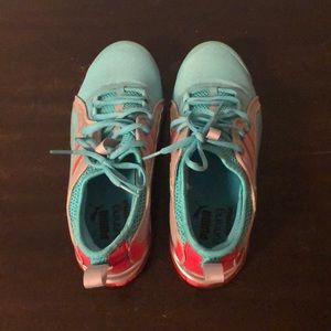 EUC puma sneakers. Size 8.